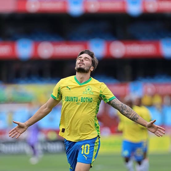 Mamelodi Sundowns Star Nuno Santos Urges Winning Mentality as Brazilians Chase Orlando Pirates in PSL Title Race